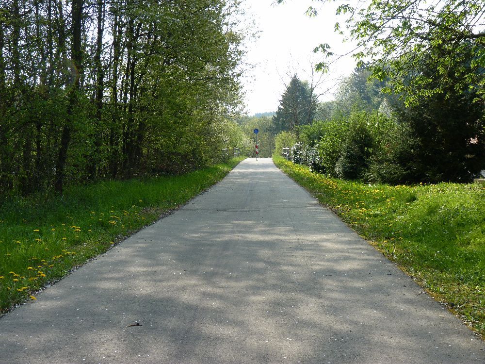 Der Fahrradweg führt nur wenige Meter vom Haus entferent vorbei